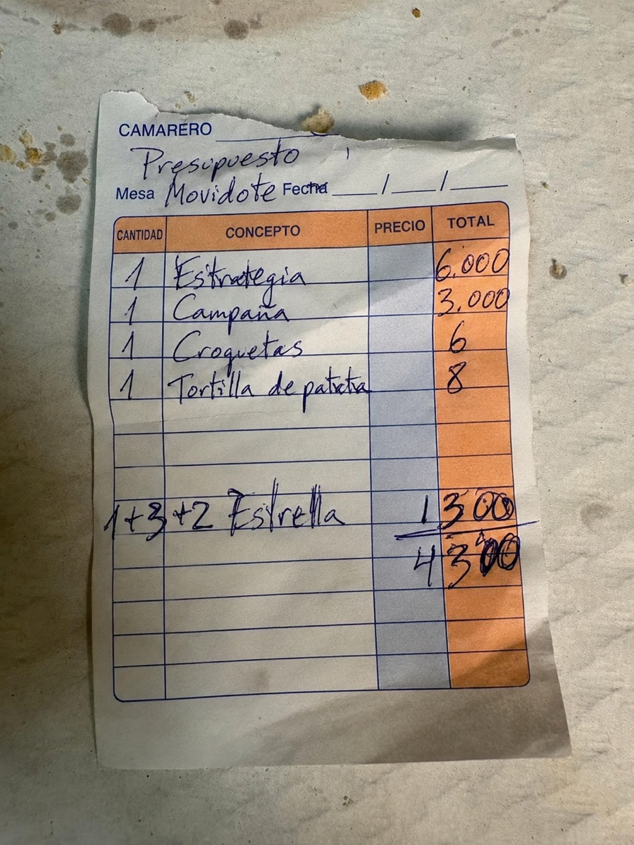 Comanda de bar convertida en presupuesto de Movidote, escrita a mano: estrategia 6.000, campaña 3.000, croquetas 6, tortilla de patata 8 y seis Estrellas.